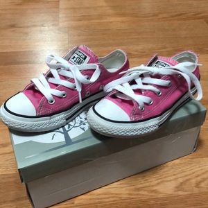 Pink all star low top kids converse